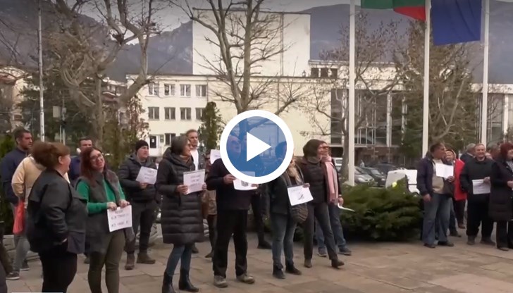 Повечето от пострадалите все още живеят при близки и познати или във фургони