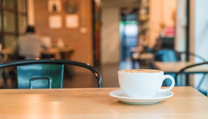 Гърците са принудени да си правят вкъщи кафе, което пият на работното място