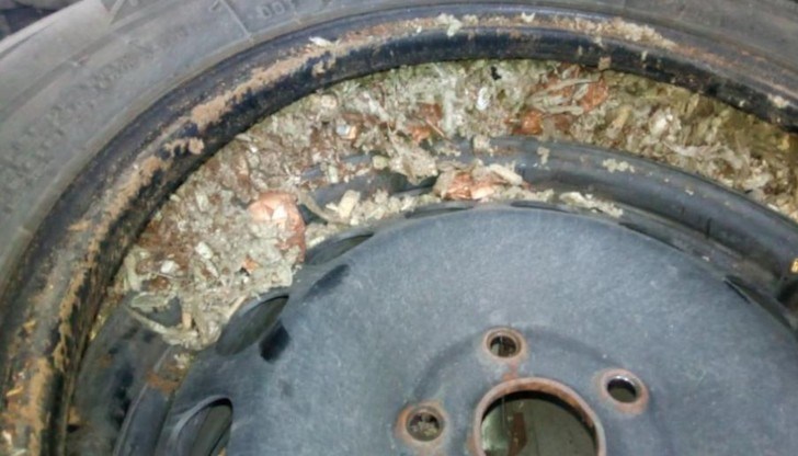 Български гражданин, пътуващ със семейството си към Германия, укрил над 360 кутии с цигари в резервните и в ходовите гуми на автомобила си