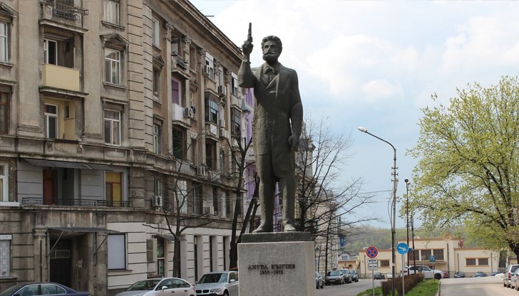 На 17 март от 10:30 часа в пространството между складовата постройка и Понтон №5 Дружество „Традиция“ ще представи възстановка на гибелта на Ангел Кънчев На 17 март от 10:30 часа в пространството между складовата постройка и Понтон №5 Дружество „Традиция“ ще представи възстановка на гибелта на Ангел Кънчев