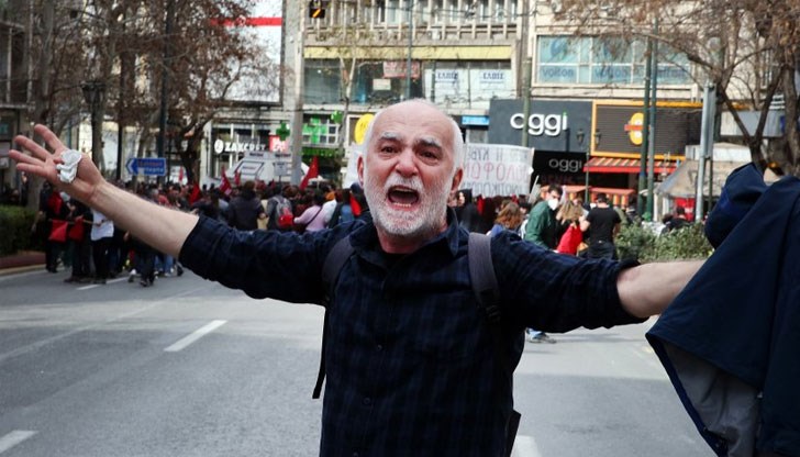 Ожесточените сблъсъци между протестиращи и полиция в Атина след влаковата катастрофа продължават