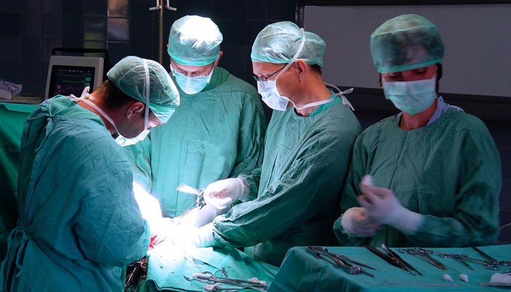 60-годишният пациент на УМБАЛ „Проф. д-р Александър Чирков“ е стабилизиран след операцията и вече е изписан от лечебното заведение
