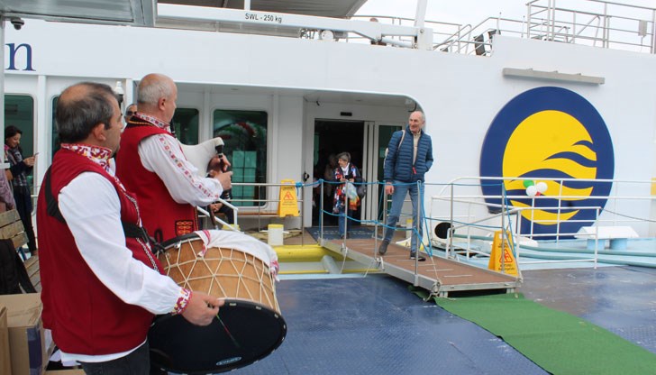 Туристите бяха посрещнати с музика и традиционни български продукти Туристите бяха посрещнати с музика и традиционни български продукти