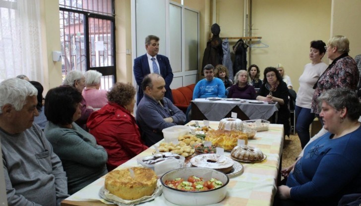 В конкурса се включиха членове на организацията с домашно приготвени ястия