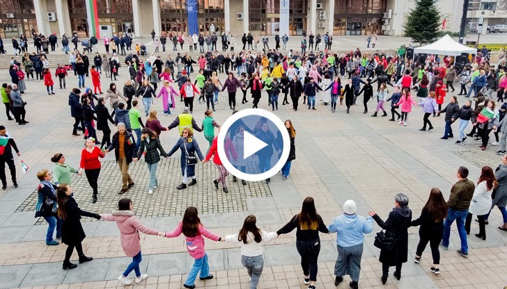 Русенци изпълниха площада, дошли да почетат паметта на героите, паднали за свободата на България