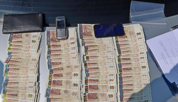 В хода на извършените претърсвания са открити и множество списъци с имена, лични данни, както и пликове с пари и агитационни материали за предстоящите избори В хода на извършените претърсвания са открити и множество списъци с имена, лични данни, както и пликове с пари и агитационни материали за предстоящите избори