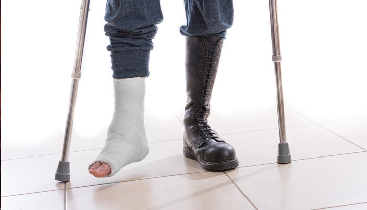 Полицаите открили 61-годишния потърпевш, който бил с патерици, паднал на земята Полицаите открили 61-годишния потърпевш, който бил с патерици, паднал на земята