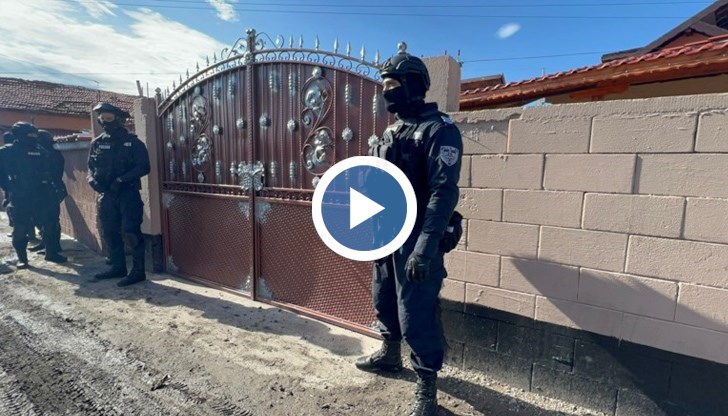 При спецоперацията има задържани, открити са списъци с имена и пари