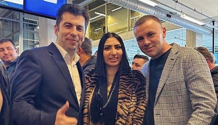 Снимката на Софи Маринова с Кирил Петков и Ицо-Хазарта предизвика много коментари и недоволство сред феновете ѝ