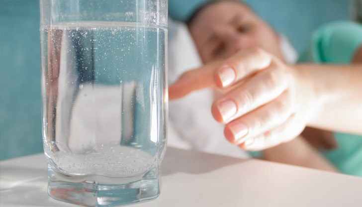 Ако оставите чаша с вода, непокрита през нощта, в нея ще се съберат замърсители и микроорганизми, които виреят в спалнята ви