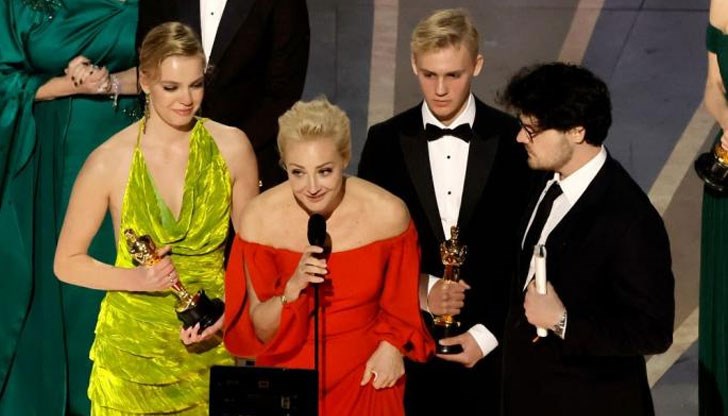 На сцената в Долби Тиътър в Лос Анджелис излезе съпругата на руския опозиционер Юлия, която направи емоционално обръщение На сцената в Долби Тиътър в Лос Анджелис излезе съпругата на руския опозиционер Юлия, която направи емоционално обръщение