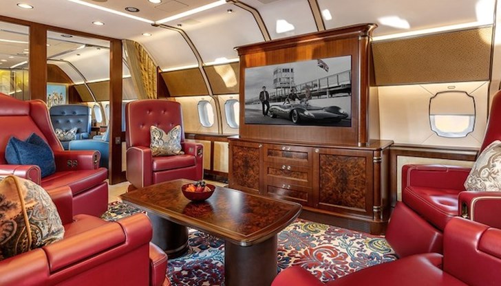 ВИП самолетът е нает от фирма, която управлява и самолетите, собственост на руския милиардер Роман Абрамови