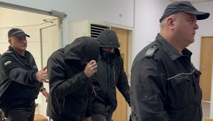 Единият е шофирал, а другият се качил до дома ѝ Единият е шофирал, а другият се качил до дома ѝ