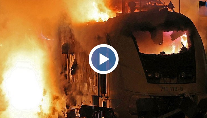 Те показват горящите вагони на влака и огромните пламъци, които се издигат от тях