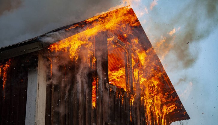 От пожара е паднала покривната конструкцията на двуетажната сграда