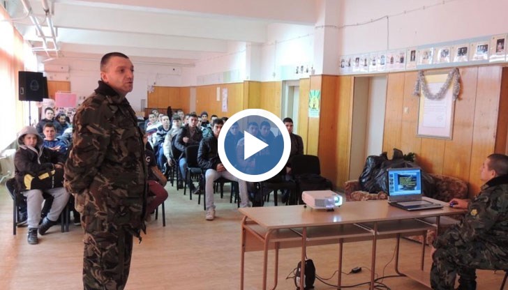 Предложението е часовете по военно обучение за учениците от 10-и и 11-и клас да се провеждат в часа на класния