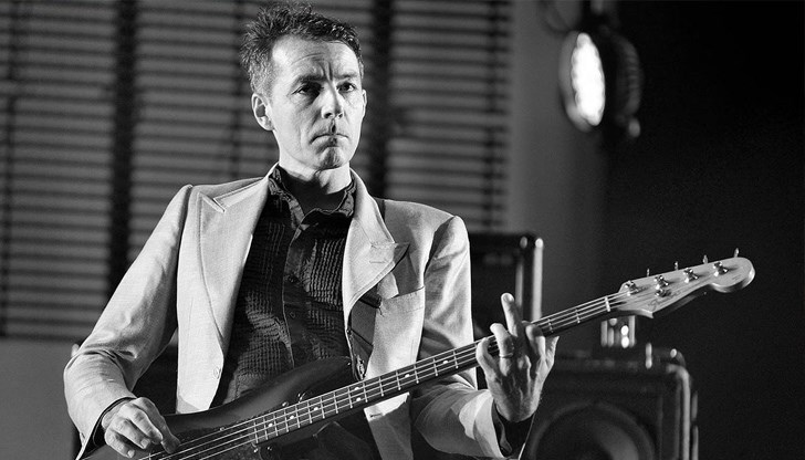 На 56-годишна възраст, след три месеца, прекарани в болница, почина басистът на Pulp Стийв Маки