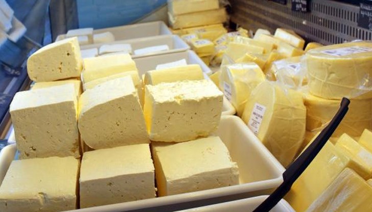 Много производители в България слагат калций в сиренето, обясни Илиян Габровски