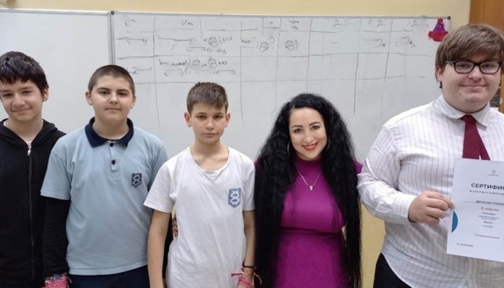 Денислав Стоянов от АЕГ „Гео Милев“ зае второ място, а Мария Кирилова от МГ „Баба Тонка“ се класира на четвърто място