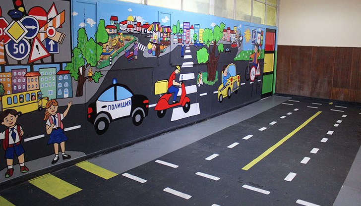 Иновативна училищна площадка помага на учениците да станат по-безопасни пешеходци и водачи