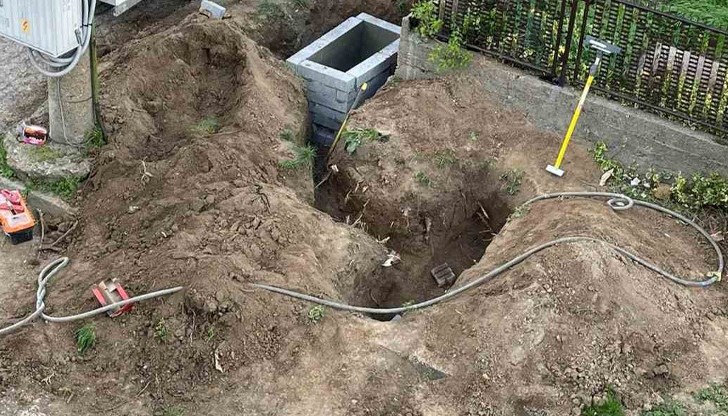 Изкопни дейности от неизвестна фирма затварят улици без предупреждение, пише русенка във Фейсбук