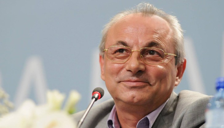 Ахмед Доган, който днес става на 69 години, често е и коректив, и съдник на процесите у нас