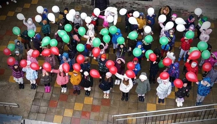 Кметът на Русе публикува снимка на малчуганите от ДГ "Русалка" с балони в цветовете на българското знаме