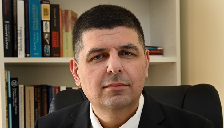 Утре някой може да си вземе от предизборните ни торбички и да ги напълни с нещо друго и ние хоп - изведнъж да се окажем и наркодилъри, написа още Мирчев от коалицията "Продължаваме промяната - Демократична България" в социалната мрежа