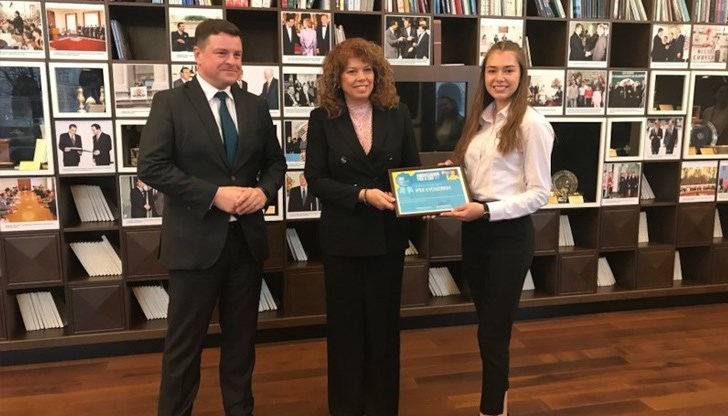 Ипек Кьосеибиш от СУЕЕ-Русе стана „Посланик за един ден“ в президентството Ипек Кьосеибиш от СУЕЕ-Русе стана „Посланик за един ден“ в президентството