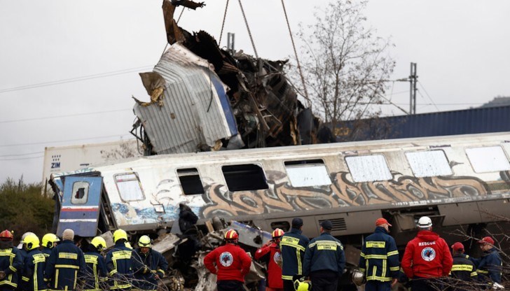 При челния сблъсък на два влака загинаха най-малко 36 души