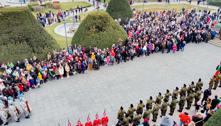 Множество хора се събраха пред Паметника на свободата в Русе