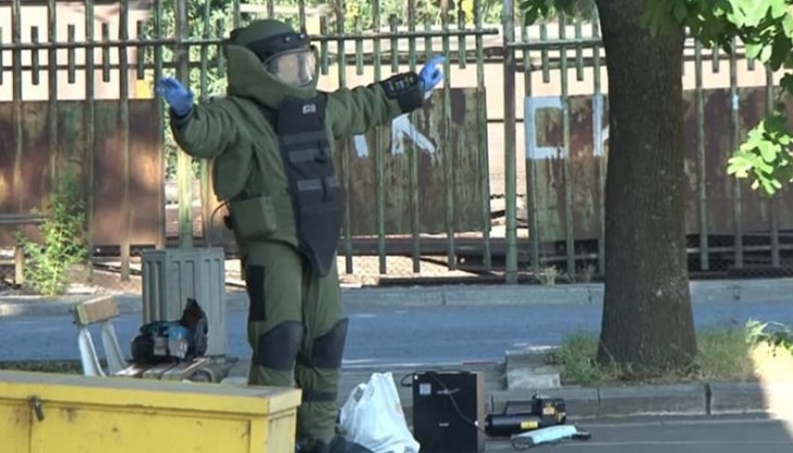 Сапьори провериха съдържанието на куфар, оставен на беседка в Докторската градина Сапьори провериха съдържанието на куфар, оставен на беседка в Докторската градина