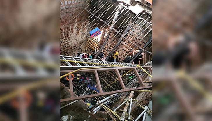 Спасителите използват въжета и стълби, за да достигнат до затрупаните
