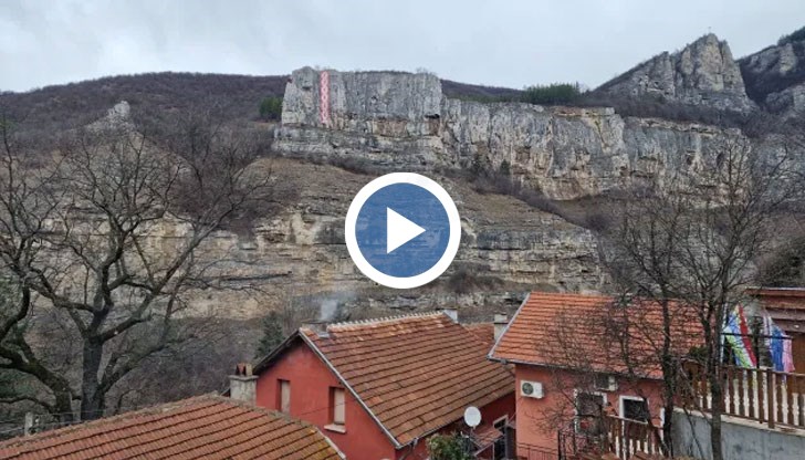 Украшението ще остане върху скалите в следващите две седмици