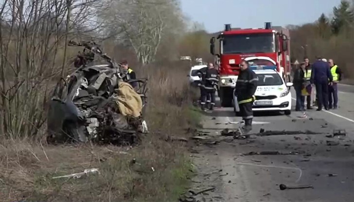 Водачът на „Фолксваген“-а е загинал на място, неговия спътник е 31-годишна дъщеря, която е откарана в тежко състояние