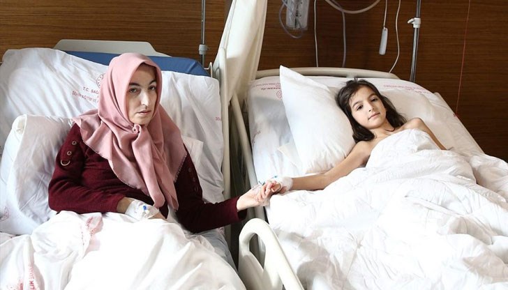 Селиме и 9-годишната Зюмра са били затиснати под развалините на къщата им в Турция в продължение на 15 часа Селиме и 9-годишната Зюмра са били затиснати под развалините на къщата им в Турция в продължение на 15 часа