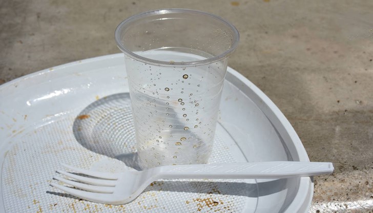 Клиентите вече заплащат пластмасовите съдове за храна, а магазините трябва да поставят информационна табела за цената на еднократните пластмасови кутии