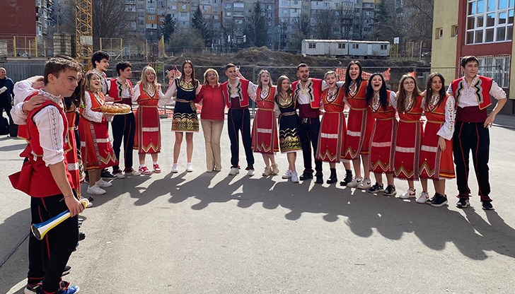 Ученици с народни носии изненадаха своята класна ръководителка