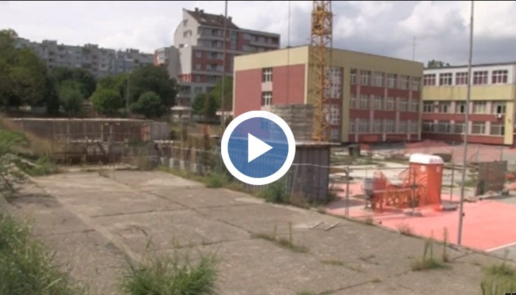 Изграждането на залата с басейн бе спряно, след като изпълнителят фалира