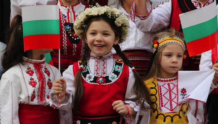 Изборът на датата не е приеман еднозначно в обществото, тъй като българско участие при подписването на Санстефанския мирен договор няма