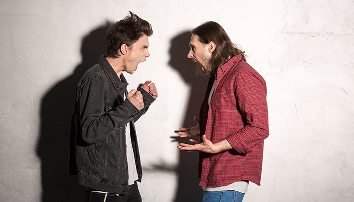 Собствениците на апартаментите твърдят, че тя задимява целия вход и не могат да дишат