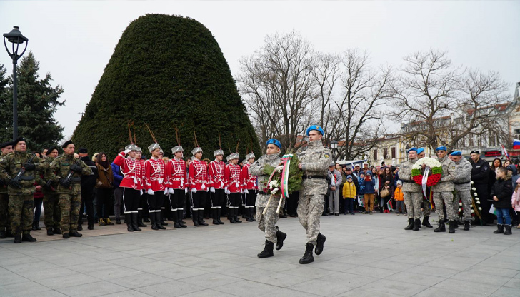 Множество хора се събраха пред Паметника на свободата в РусеДнес