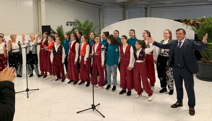 Празнична програма бе подготвена със съдействието на Дружеството за културни