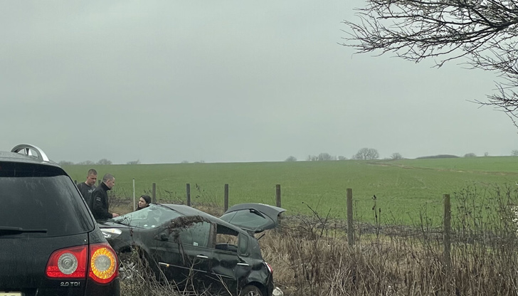 Автомобилът се е ударил в дърво в канавкатаЕдин човек е