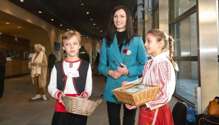 Облечени в български носии, Лора и Максим обясняваха на френски