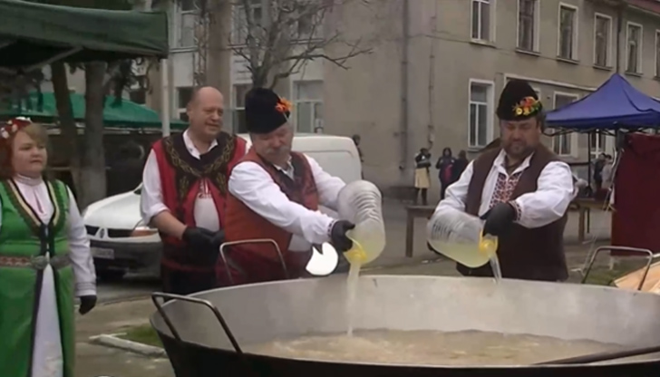 Месото е осигурено от общинатаФестивал на греяната ракия и зелевата