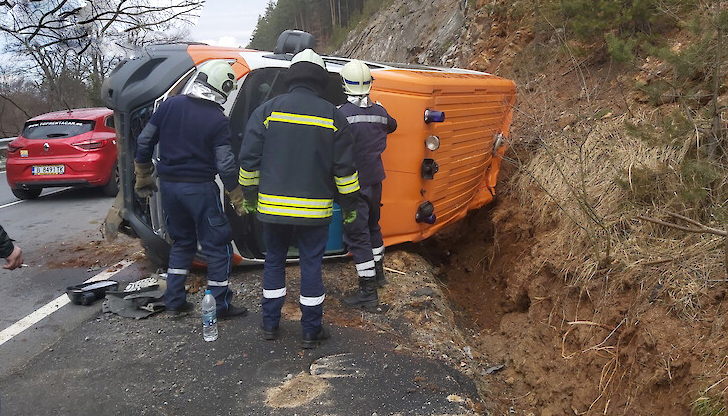 Шофьорът ѝ е откаран в болницаЛинейка се обърна на пътя
