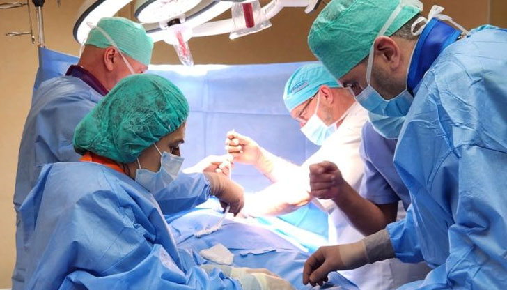 Двата вида устройства се имплантират под кожата на гръдния кош,