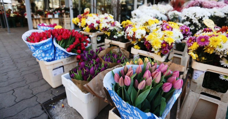 Вижте каква е сметката за цветя, подаръци и почерпка в