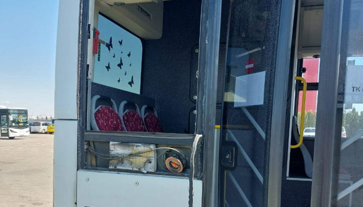 Превозното средство на градския транспорт се е движило по оживен